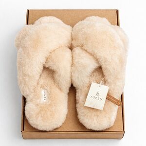 Aspen Crisscross Sheepskin slippers Women’s Size L